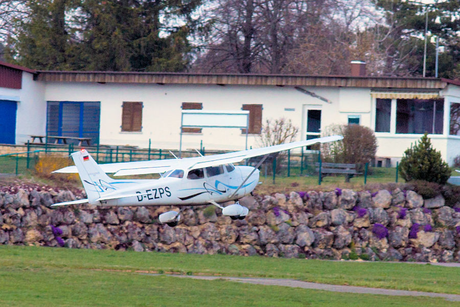Cessna 172S Skyhawk SP startet in Elchingen noch mal durch