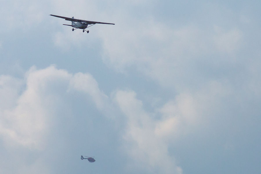 Cessna 172S Skyhawk SP und Hubschrauber
