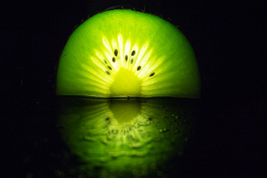 Kiwi halbiert mit Spiegelung