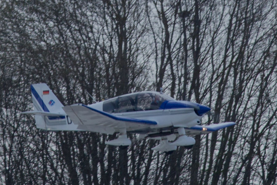 Robin DR 400 180R beim Landeanflug in Elchingen