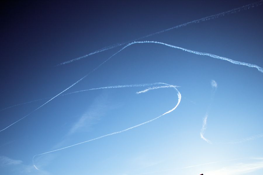 Kondensstreifen zweier Flugzeuge